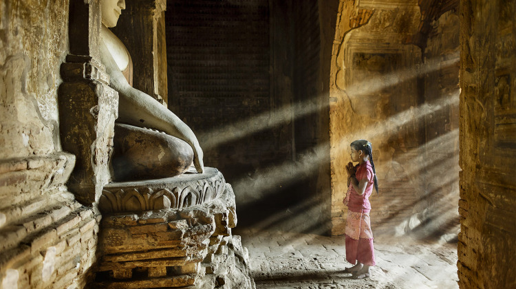 Myanmar, preghiera in un tempio di Bagan - © Stefano Pensotti