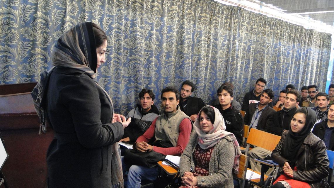 Fariba Pajooh mentre insegna Giornalismo in una delle università di Kabul, in Afghanistan, nell'inverno 2015. © Fariba Pajooh