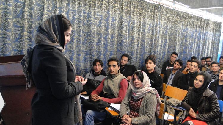 Fariba Pajooh mentre insegna Giornalismo in una delle università di Kabul, in Afghanistan, nell'inverno 2015. © Fariba Pajooh