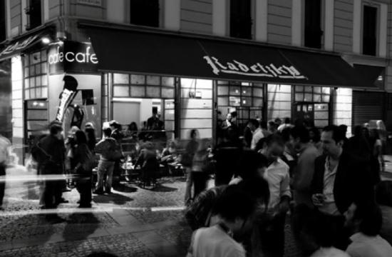 Movida milanese, all'esterno di Radetzky