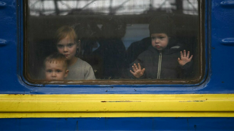 Nella foto: bimbi ucraini in fuga dal loro Paese in guerra. Fonte: ilmessaggero.it