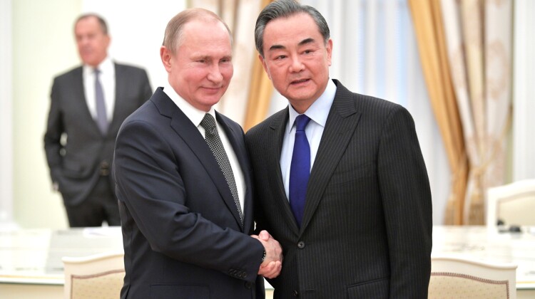 Vladimir_Putin_with_Wang_Yi_(2018-04-05)_02