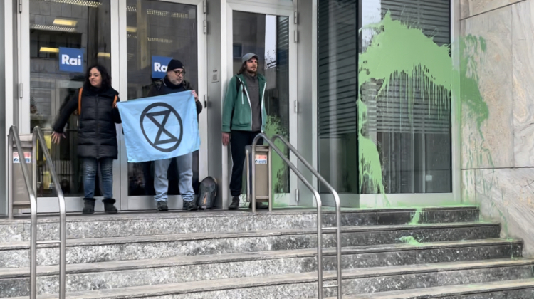 Gli attivisti di Ultima Generazione davanti alla sede Rai di Corso Sempione a Milano
