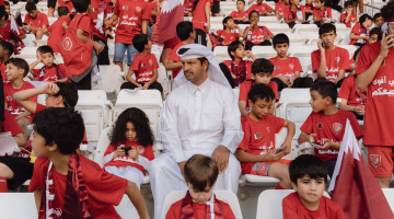 Tifosi del Qatar durante l'allenamento della nazionale allo stadio Jassim bin Hamad, sede del club Al-Sadd SC che milita nella massima serie del campionato qatariota di calcio (foto Matteo de Mayda)