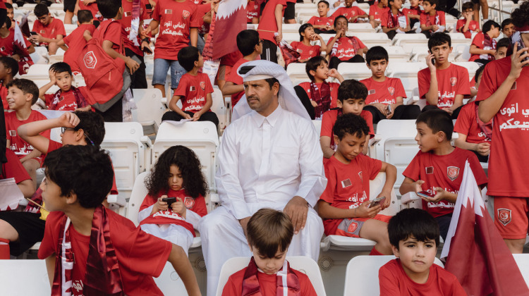 Tifosi del Qatar durante l'allenamento della nazionale allo stadio Jassim bin Hamad, sede del club Al-Sadd SC che milita nella massima serie del campionato qatariota di calcio (foto Matteo de Mayda)