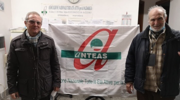 Fausto Marcia (a destra), volontario di Anteas, insieme al collega Mario Micheli