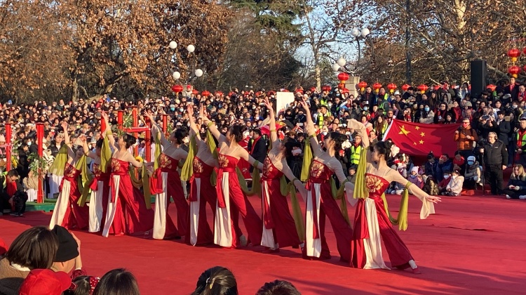 Danzatrici durante lo spettacolo per il Capodanno Cinese