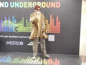 "Tu sei il mio amore porchetta, io ti taglio a fette e ti metto dentro al panino" è il ritornello del suo brano "Amore Porchetta"