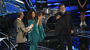Sanremo 2024 Amadeus Teresa Mannino e Russell Crowe
