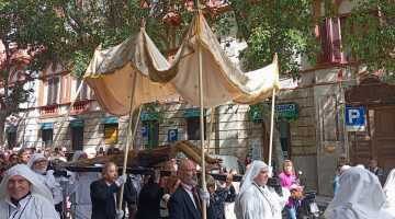 Un momento della processione del Cristo Morto, curata dall’Arciconfraternita della Solitudine, durante il Venerdì Santo a Cagliari. Foto: Emanuela Uda