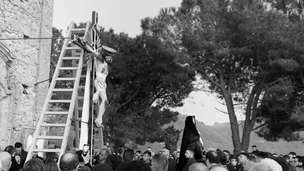 Gesù Crocifisso sul colle Calvario. Accanto, il simulacro dell'Addolorata