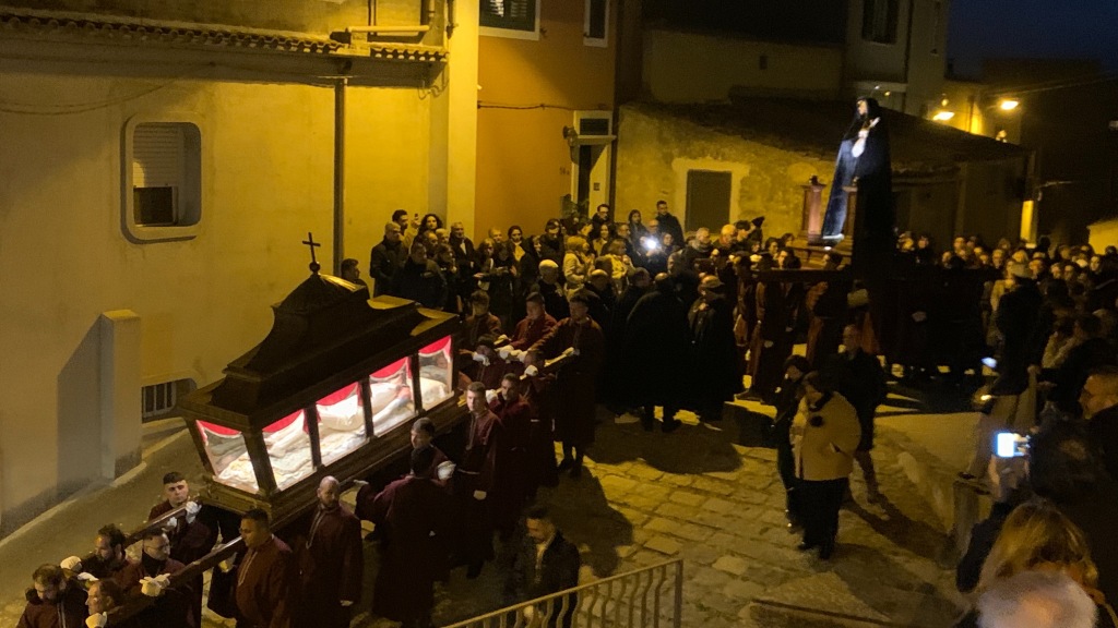 U "Signuri a' Cascia" e l'Addolorata in discesa dal colle Calvario.