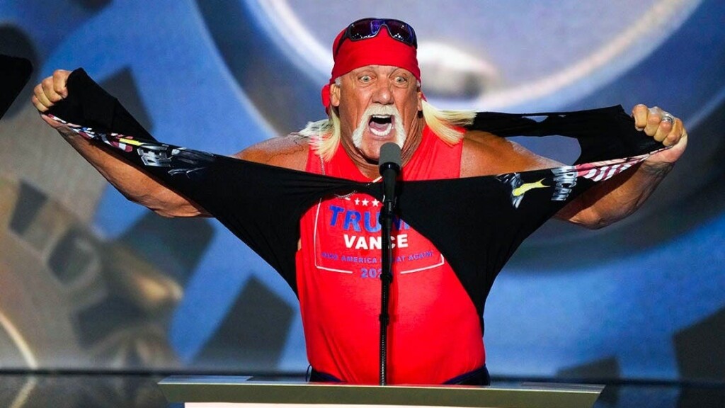 Hulk Hogan nel suo iconico gesto di strapparsi la maglietta, sotto la quale c'è una canottiera che riporta i nomi di Trump e Vance