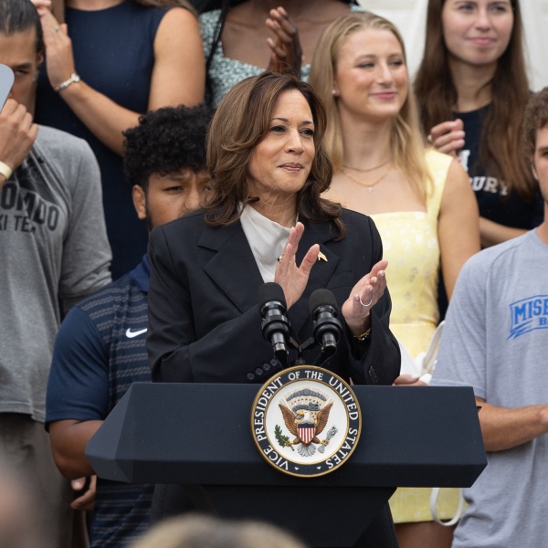 kamala harris ringrazia Biden