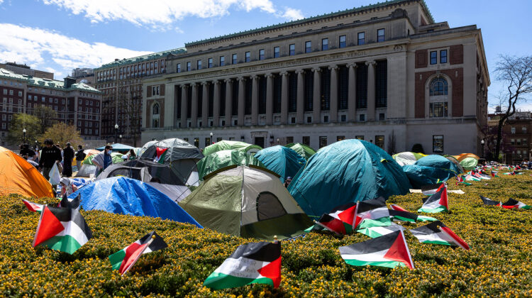Manifestanti studenteschi occupano il “Gaza Solidarity Encampment” pro-palestinese sul West Lawn della Columbia University, il 24 aprile 2024, a New York City. (Michael M. Santiago/Getty Images)