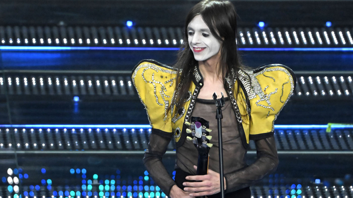 Il look dell'esordiente Lucio Corsi per la sua esibizione della prima serata