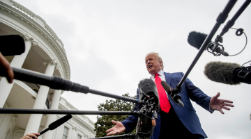 Il Presidente Trump parla con i giornalisti fuori dalla Casa Bianca. Foto: Andrew Harnik/Associated Press