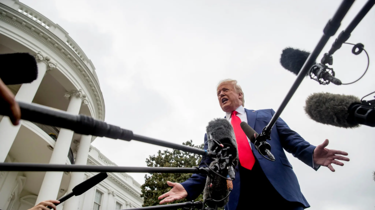 Il Presidente Trump parla con i giornalisti fuori dalla Casa Bianca. Foto: Andrew Harnik/Associated Press