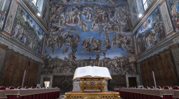 La Cappella Sistina preparata in vista del conclave. Copyright © Dicastero per la Comunicazione - Vatican Media