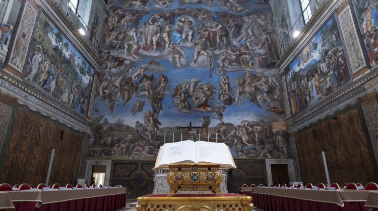 La Cappella Sistina preparata in vista del conclave. Copyright © Dicastero per la Comunicazione - Vatican Media